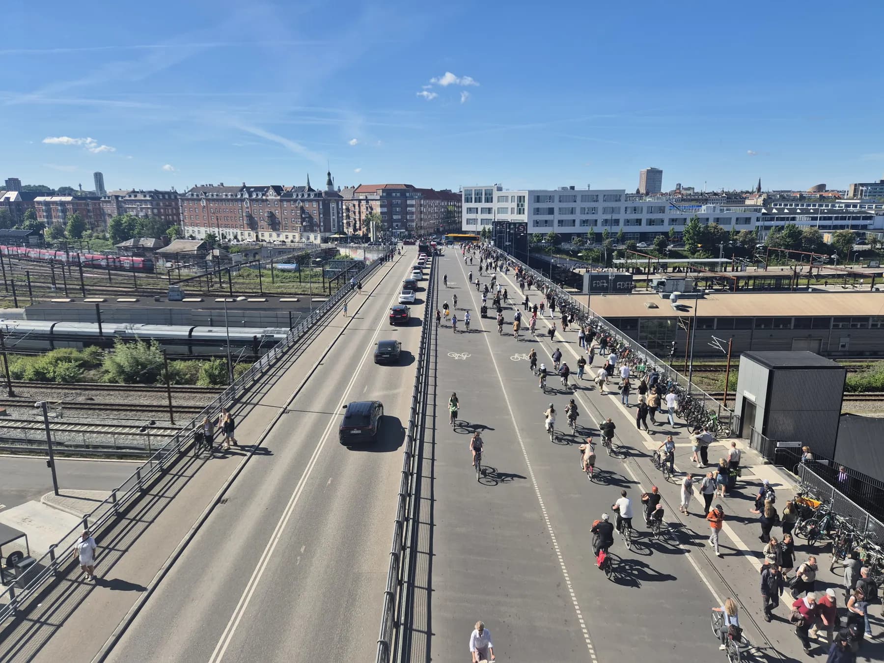 Bro i Köpenhamn med cyklister, fotgängare och bilar